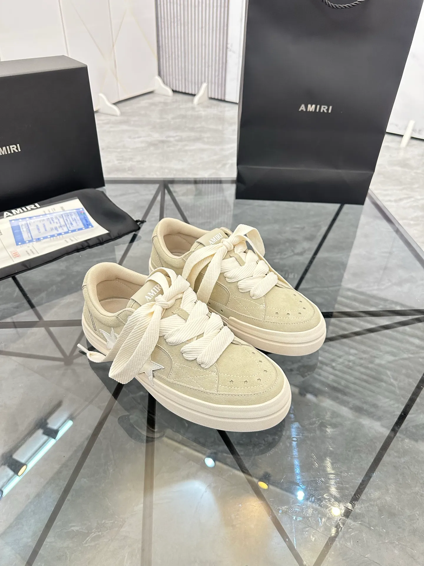 Men's shoes: 💰P600¥ Top quality in Guangzhou Product trademark: AMIRI* "Amir*" low-top casual shoes Regular size: 39-44 (can be customized to 45) Product material: Upper imported first-layer cowhide spliced ​​nubuck leather, breathable lining, original outsole. Number: 525